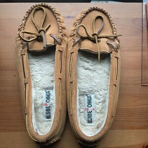 Minnetonka Women’s Sz 10 Moccasin Slippers Tan Suede Faux Fur Lined Indoor Shoe